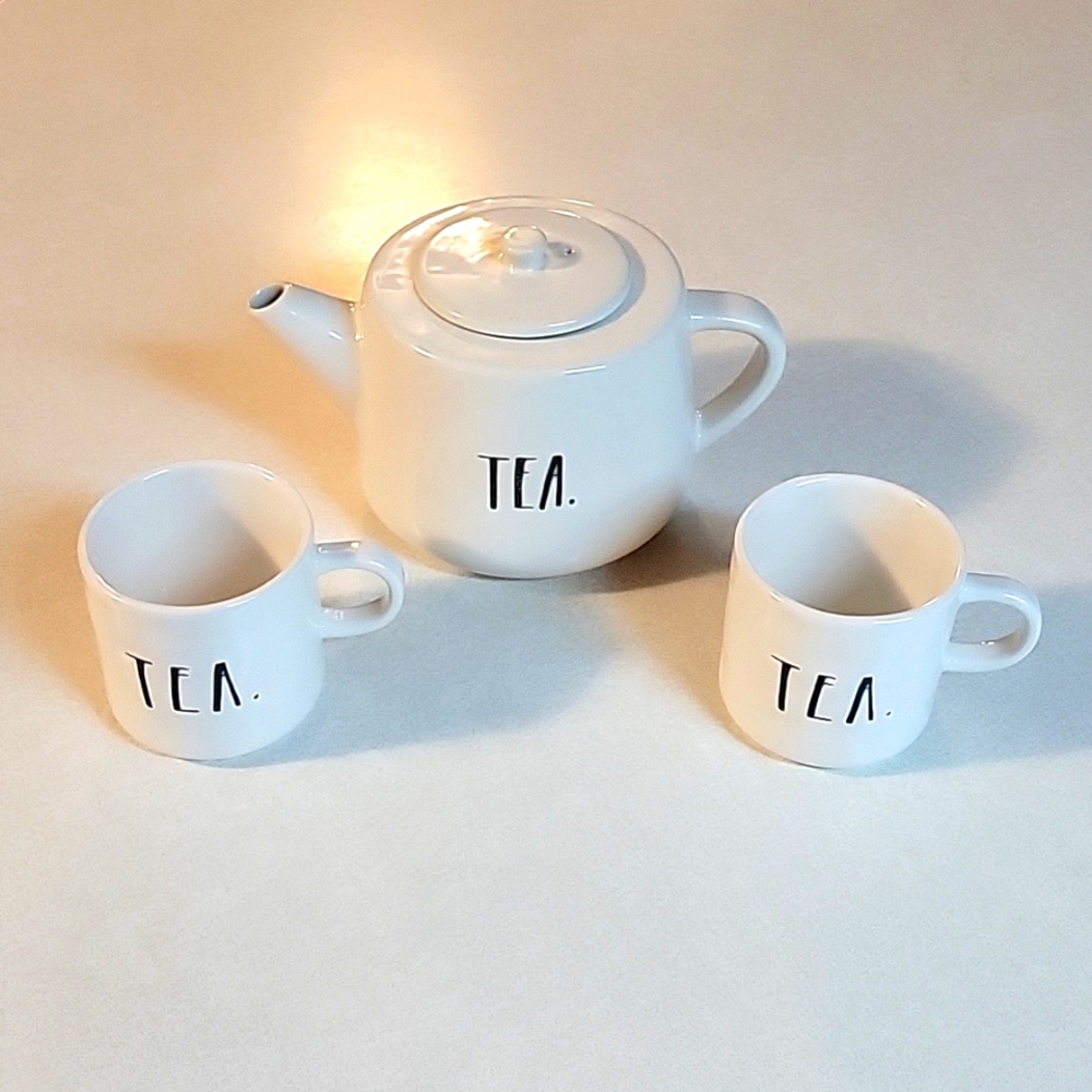 Teapot and 2 tea cups